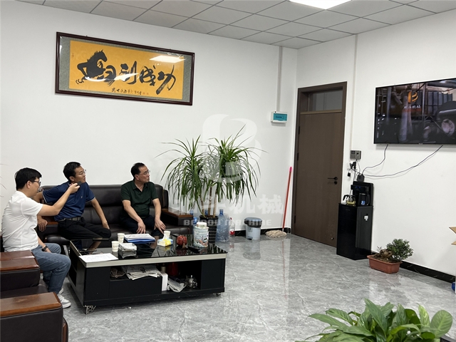 客戶參觀木材粉碎炭化生產(chǎn)線車(chē)間